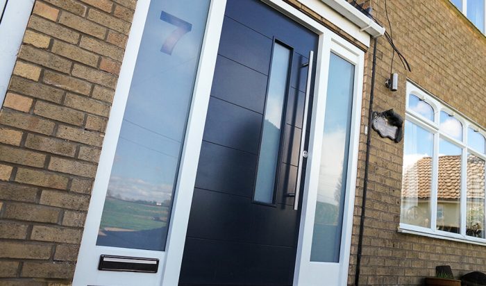 باب مدخل خشبي أسود حديث