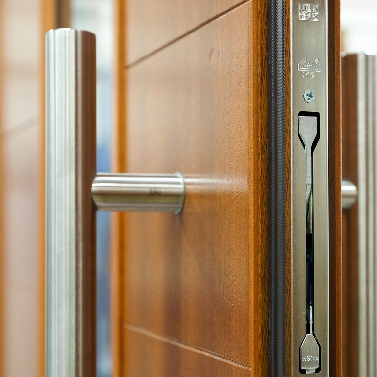 Timber door with multipoint locking